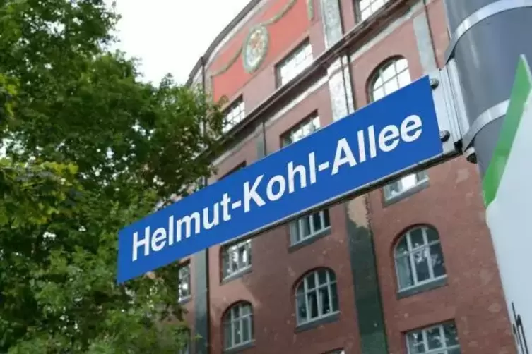 Die vom Stadtrat beschlossene Umbenennung der Rheinallee im Stadtteil Süd in Helmut-Kohl-Allee bleibt umstritten. Fotomontage: K