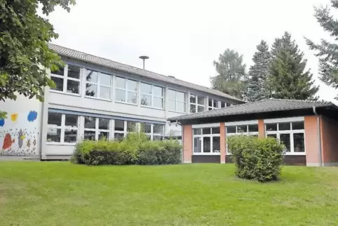 Schule in wunderbarer Lage: Bürgermeister Axel Haas und Daniel Fleckenstein von der Kirchheimbolander Verbandsgemeindeverwaltung