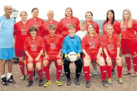Mit diesem Kader gehen die Damen von Rot-Weiß Höhmühlbach in die am morgigen Sonntag beginnende Bezirksliga-Saison (hinten von l
