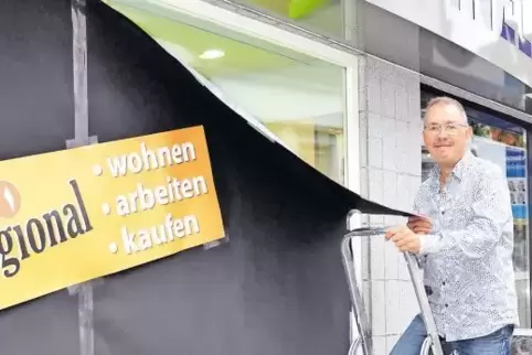 Optikermeister Klaus Fiedler eröffnet wieder Einblick in das Schaufenster seines Geschäfts Optik Kühnel.