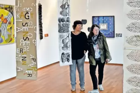 Im Raum der Treidler: Fahnen mit Holzdrucken von Susanne Rosa Geiger vor Arbeiten von Georg Schwarzbach („Schwarze Katze“, links