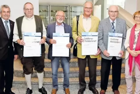Brigitte Mannert, Präsidentin der Handwerkskammer Pfalz (von rechts), überreichte Heini Rumpf (Maurermeister, Aschbach), Herwig 