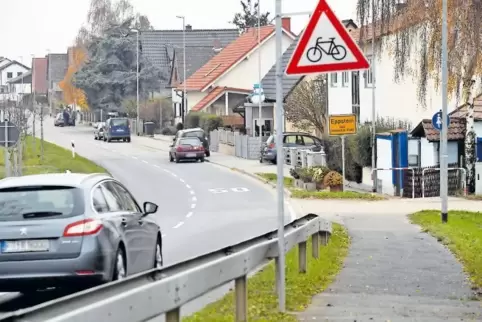 Blick in den Studernheimer Weg: Durch Verschwenkungen der Fahrbahn soll der Verkehr hier gebremst werden.