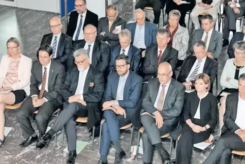 In der ersten Reihe von links: Sabine und Martin Graßhoff, Justizminister Herbert Mertin, Staatssekretär Philipp Fernis, Horst H