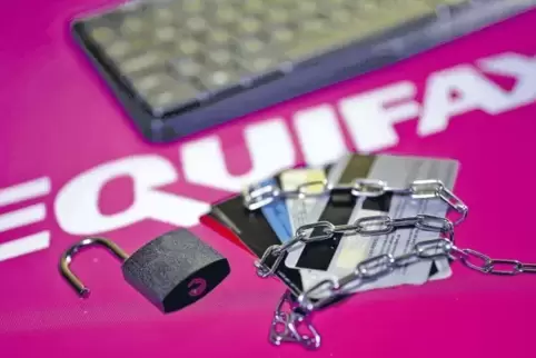 Der US-Finanzdienstleister Equifax, der Opfer eines Hacker-Angriffs wurde, wirbt bei Kunden mit Lösungen zum Schutz vor Identitä