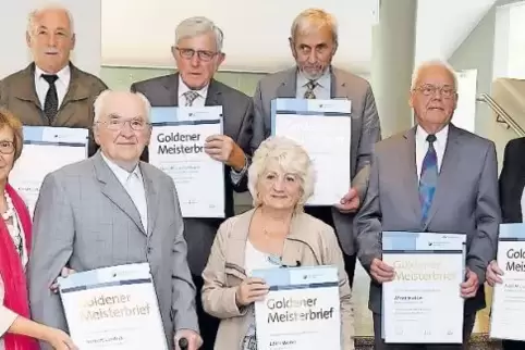 Verleihung der Goldenen Meisterbriefe: Brigitte Mannert, Präsidentin der Handwerkskammer der Pfalz, mit (von links) Reiner Lattr