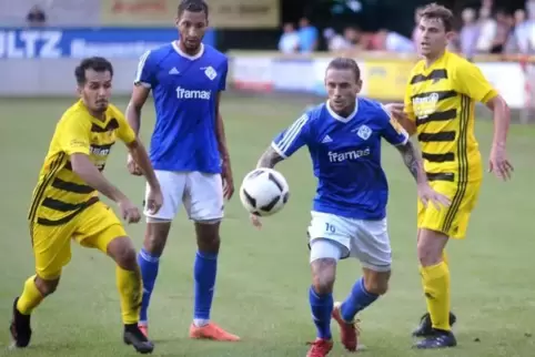 Die FKP-Spieler Salif Cissé (2. von links) und Patrick Freyer (2. von rechts) treffen im Pokal wieder auf den FV Dudenhofen. Lin