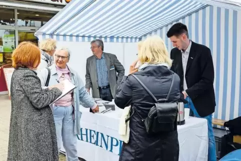 Doreen Reber (links) und Sven Wenzel (rechts) von der RHEINPFALZ hatten bei der Redaktion vor Ort in Dannstadt-Schauernheim eini