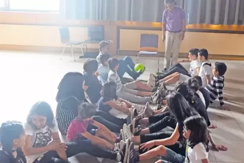 Mit den Fluchterfahrungen auseinandersetzen: Jack Catarata bei einem Workshop mit Kindern.