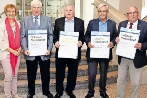 Brigitte Mannert, Präsidentin der Handwerkskammer der Pfalz, verleiht die Goldenen Meisterbriefe an (von links): Karl-Heinz Müll