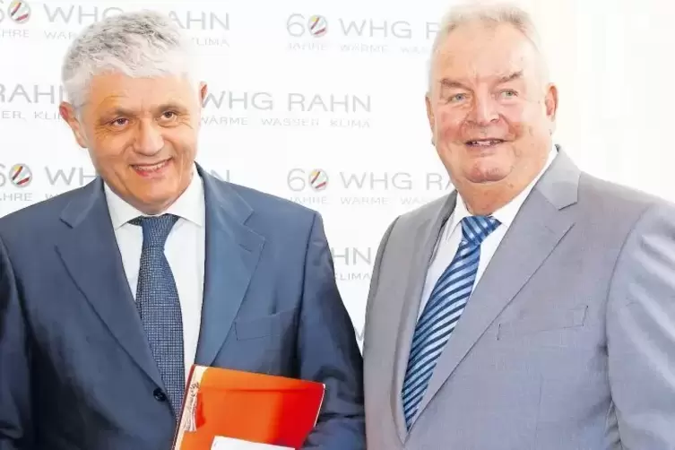 Für seine unternehmerische Leistung erhielt Klaus Rahn (rechts) gestern von Oberbürgermeister Bernhard Matheis die Stadtehrenpla