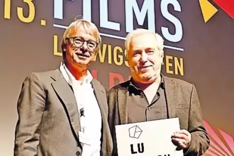 Von Lukom-Chef Michael Cordier (links) ausgezeichnet: Festivaldirektor Michael Kötz.