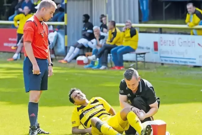 Das dauert länger: Soleiman Rostamzada, der sich hier im Spiel gegen Morlautern behandeln ließ, fällt aus. Das dauert länger: Soleiman Rostamzada, der sich hier im Spiel gegen Morlautern behandeln ließ, fällt aus.