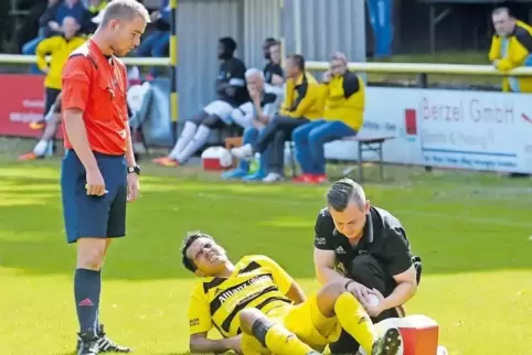 Das dauert länger: Soleiman Rostamzada, der sich hier im Spiel gegen Morlautern behandeln ließ, fällt aus.