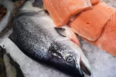 11 Packungen Lachs und 46 Packungen Garnelen hat die Polizei nach eigenen Angaben im Kofferraum des Diebes gefunden. Foto: DPA