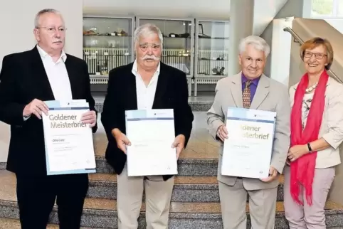 Brigitte Mannert, Präsidentin der Handwerkskammer der Pfalz, zeichnete auch Handwerker aus dem Donnersbergkreis mit dem Goldenen