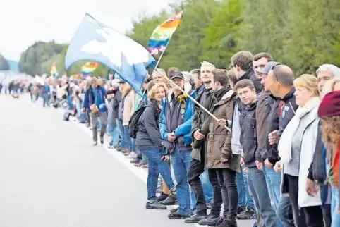 Ramstein, Air Base, Menschkette vor dem Westgate am Samstag.
