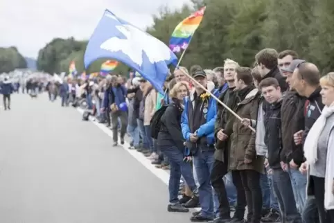 Zwischen 3000 (Polizeiangaben) und 5000 Friedensbewegte (laut Veranstalter) sind am Samstag in Ramstein-Miesenbach zusammengekom