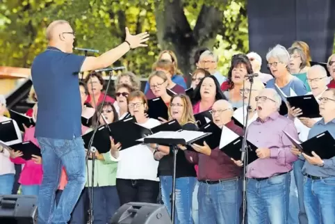 Stimmgewaltig: Dirigent Rainer Diehl und sein Deutsch-Rock-Chor.