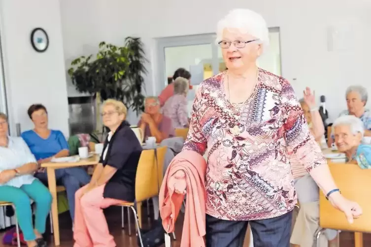 Model mit 84 Jahren: Hilde Zinser präsentiert das Angebot des Karlsruher Geschäfts „Mode-bequem“.