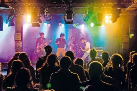 Bunt ging’s zu am Samstagabend auf dem Gelände der Kammgarn. Nicht nur, aber auch bei der Beleuchtung – hier bei der Band Bermoo