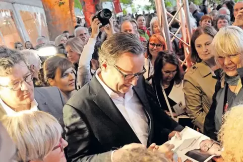 Autogramme vom Preisträger: Matthias Brandt am Samstag inmitten zahlreicher Festivalbesucher auf der Parkinsel.