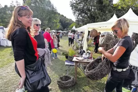 Wie man einen Weidenkorb richtig flechtet, das konnten die Besucher am Wochenende beim Gartenmarkt lernen.