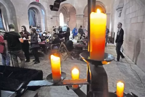 Kerzenständer und Laptopbildschirme: Auf Burg Trifels trifft die reale Walt auf die virtuelle.