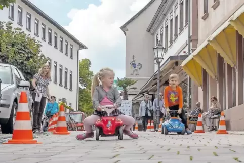 Das Bobby-Car-Wettrennen in der Marktstraße ist ein Renner.