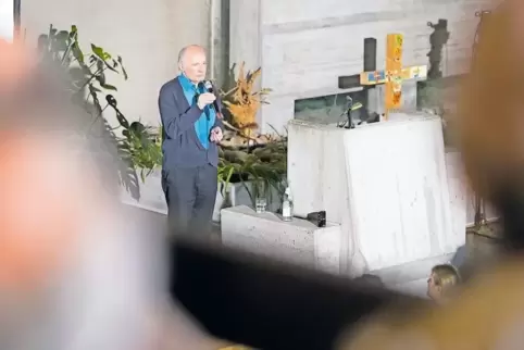 Gegen den Wahnwitz des Krieges: Eugen Drewermann bei seiner Rede in der Versöhnungskirche.