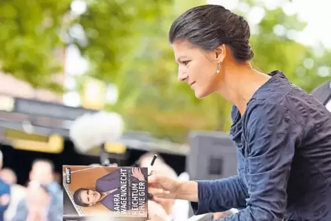 Erfüllt Autogrammwünsche: Sahra Wagenknecht.