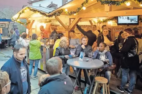 Fast schon ein wenig Weihnachtsmarkt-Atmosphäre gab es am Stand des Ski- und Snowboard Clubs Landstuhl Sickingen beim Stadtfest 