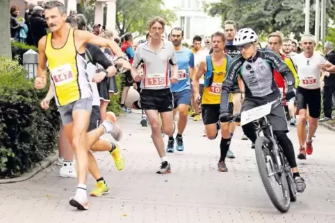 Vom Start auf dem Exerzierplatz weg bis 200 Meter vorm Ziel führt Streckenrekordhalter Thomas Dehaut das Marathon-Feld an, dann 