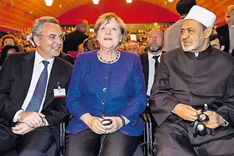 Marco Impagliazzo (Gemeinschaft Sant`Egidio), Bundeskanzlerin Angela Merkel und Ahmed Al-Tayyeb, Großimam.