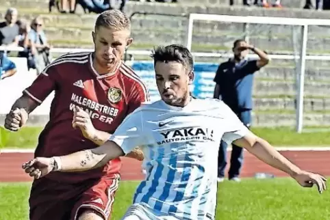 Der VfR, hier Florian Braun (rechts) mit SC-Spieler Maximilian Rotter, brauchte eine Weile, bis er seinen Spielrhythmus fand.