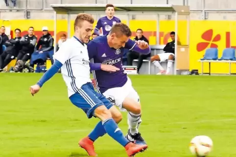 Sehr stark: Jonas Singer, der hier das 2:0 für den FKP erzielt. Rechts der Jägersburger Waldemar Schwab.