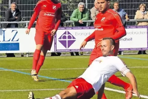 Nicht voll getroffen – macht aber nichts: Christoph Wolf baut die Führung des SV Palatia Contwig auf 5:1 aus. Kevin Decker vom S