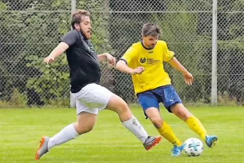 Das 2:0 für den SV Martinshöhe II: Marcel Bütow (rechts) schlenzt den Ball um Nico Kolf herum ins Tor der SG Hornbach-Mittelbach