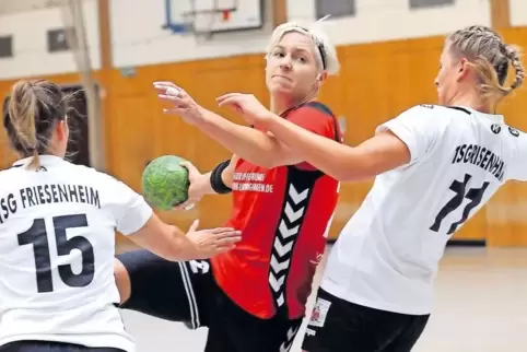 Mittelweg: Bea Demski von der TG Waldsee attackiert das Friesenheimer Tor.