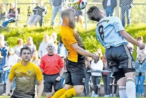 600 Zuschauer erleben dieses Kopfballduell des Hermersbergers Christian Schweig (links) mit Yannik Peifer. Links: Dennis Müller.