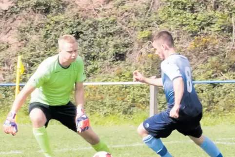 Gleich fällt das 1:0 für den ASV Frankenstein: Daniel Karwe (rechts) überwindet Torwart Marcel Antes vom FC Erlenbach.