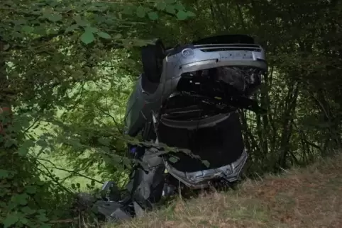Am Unfallwagen entstand Totalschaden.  FOTO: POLIZEI