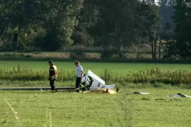 Nach einem Flugmanöver stürzte der Pilot eines Segelflugzeugs in Hockenheim 15 Meter in die Tiefe und verletzte sich tödlich. Fo
