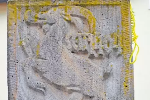 Der Geißbock in der Säule des Lindenbrunnens verweist auf die Verbundenheit Lambrechts zu Deidesheim.