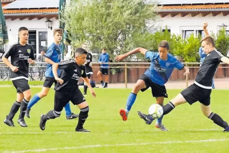 Frage nach der Nummer 1 bleibt ungeklärt: FC Speyers C-Jugend (blau) trennt sich vom JFV Ganerb 0:0.