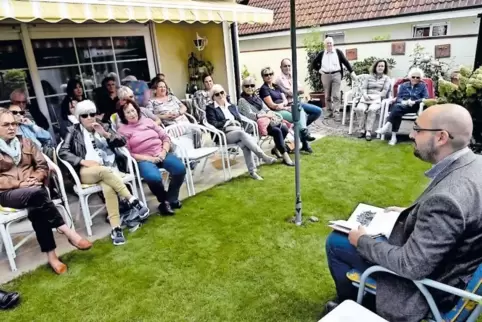 Im Garten von Georg Mergler in der Drachenfelsstraße: Rheinschulleiter Andreas Mock liest aus „Rumo“ von Walter Moers.