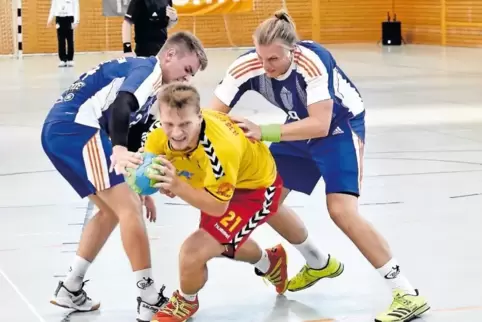Kein Halten: HSG-Spieler Carsten Wenzel (Mitte) setzt sich gegen die Iggelheimer Tom Schneider (links) und Rouven Müller durch.