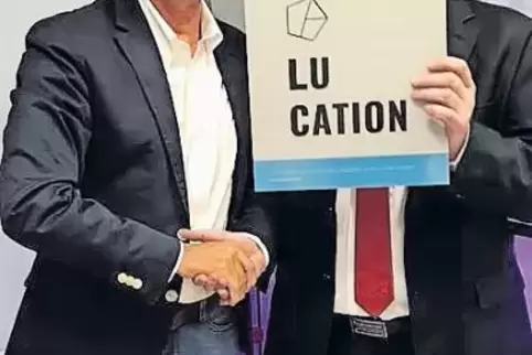 Lukom-Geschäftsführer Michael Cordier (links) und Sparkassenchef Rüdiger Linnebank.