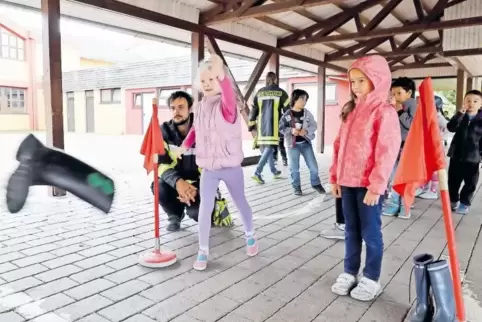 Spielerisch die Aufmerksamkeit für brenzlige Situationen schulen bei einem Parcours der Feuerwehr.