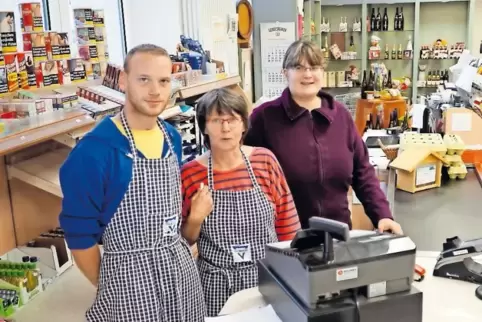 Haben Spaß bei der Arbeit im Nachbarschaftsladen: Fachverkäuferin Marion Sutter (Mitte) mit Stefan Franz und Bernadette Huwig, M